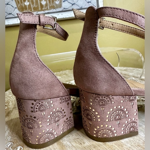 EUC Report 2.25” Block Heels. Velvet Upper in Mauve/Dusty Rose. Size 8 - Picture 10 of 15